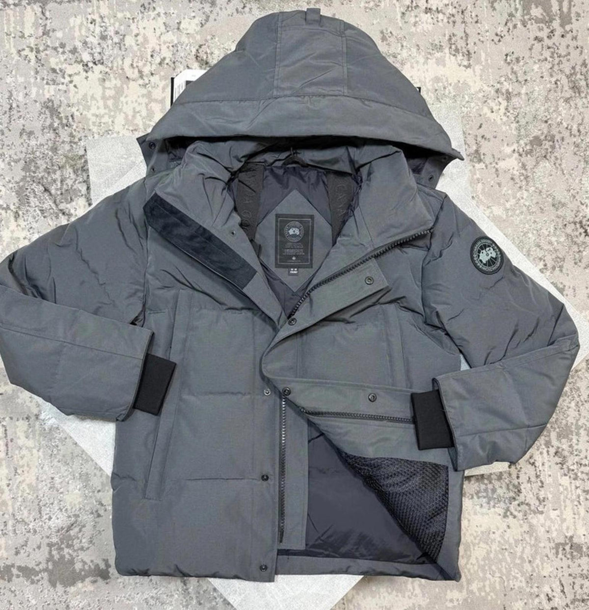 Canada goose Wyndham coat grey/black badge LARGE