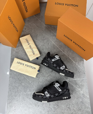 lV TRAINER BLACK