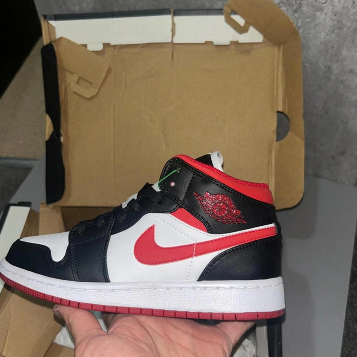 Nike Jordan 1 gym red UK3